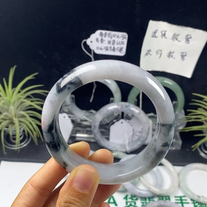 翡翠未镶嵌手镯82号。56.9圈