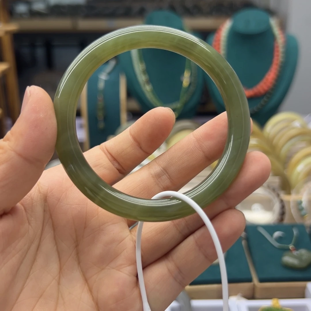 和田玉手镯未镶嵌60.4圈围2673