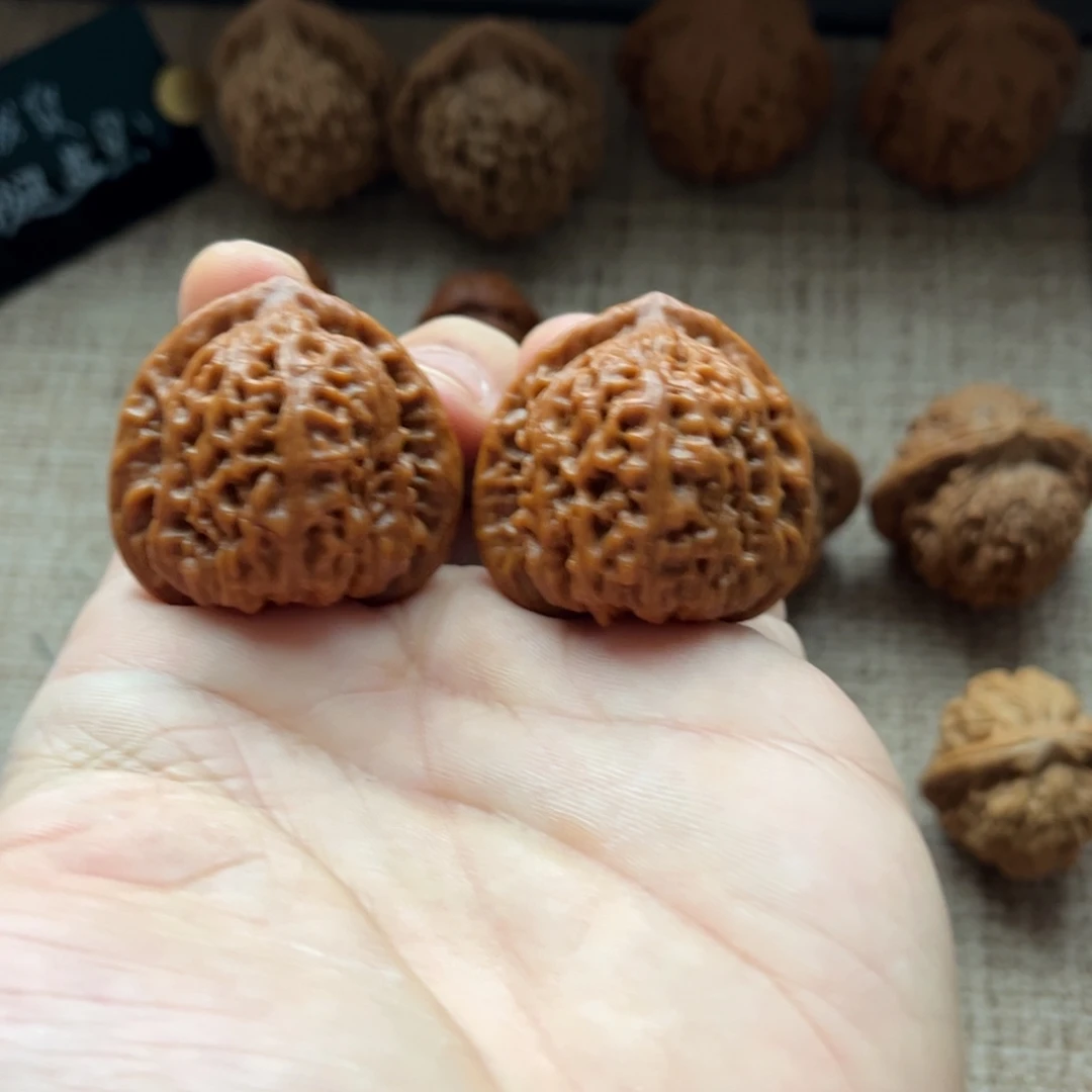 P***腿文玩核桃吊坠三角金石