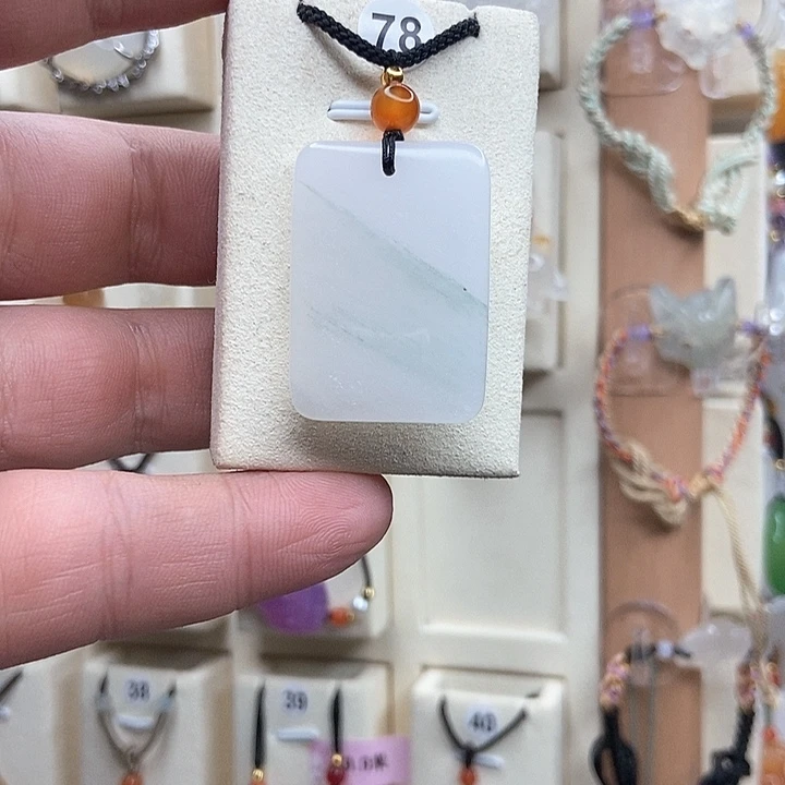 石英质玉颈饰未镶嵌?