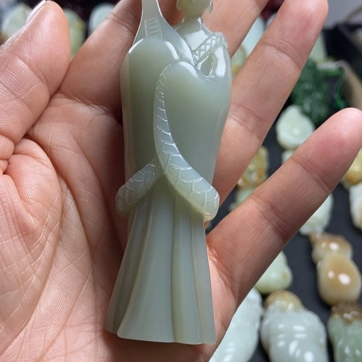 知***人和田玉未镶嵌颈饰