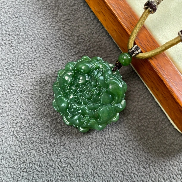 和田玉碧玉牡丹花花开富贵男女款玉石挂件直径35mm左右多样性发货