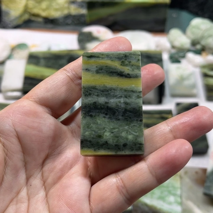 独山玉未镶嵌颈饰