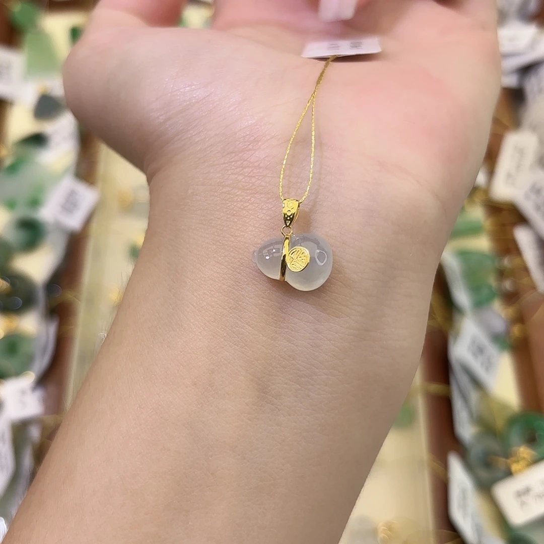 颈饰18K金镶嵌翡翠葫芦