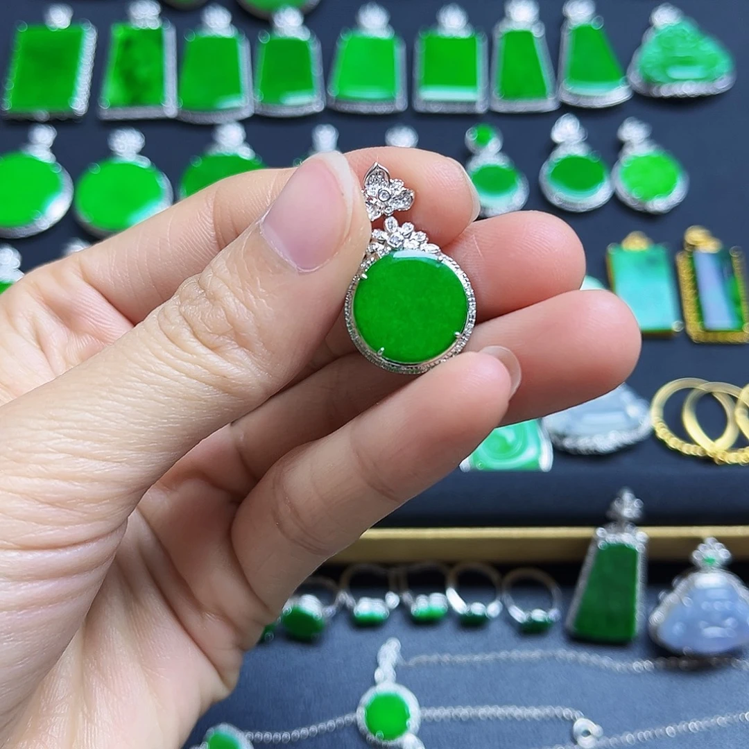 翡翠18K金镶嵌颈饰