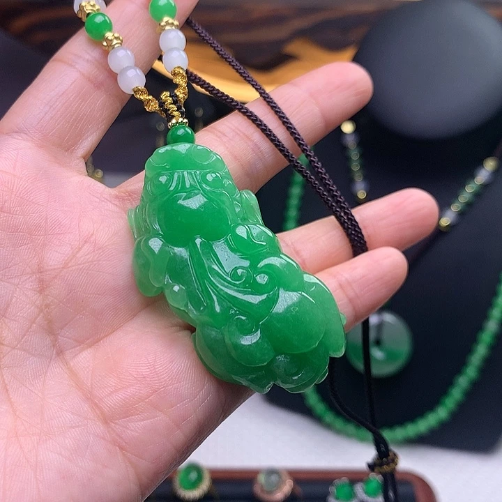 翡翠吊坠(赠链)未镶嵌
