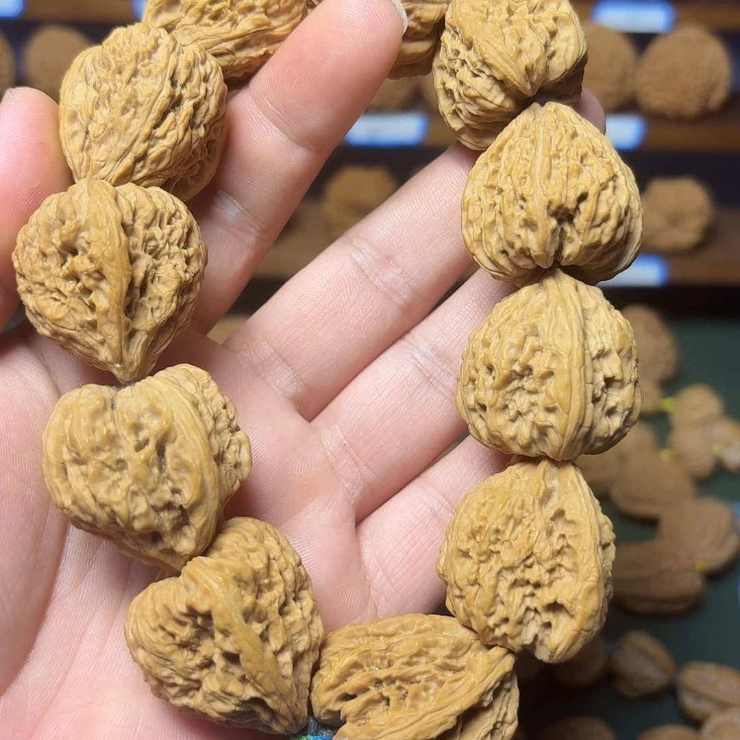 阿****文玩核桃手串南疆