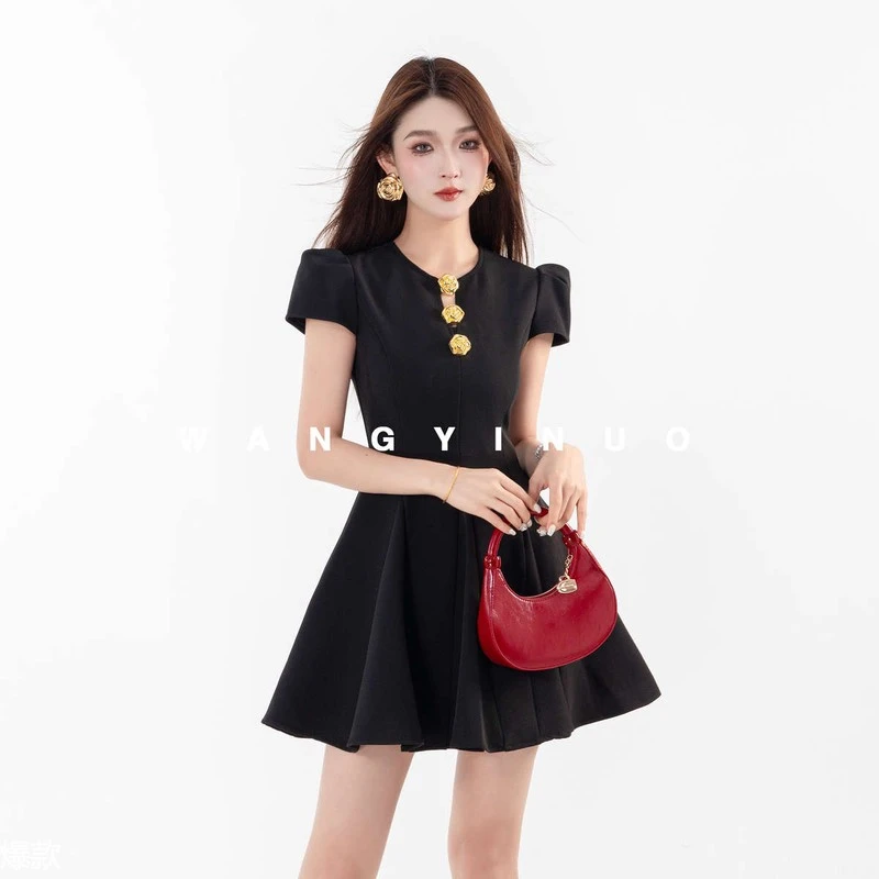 MD依诺【黑白胶片】2025夏季款洋气时尚度假风时尚纯色显瘦连衣裙