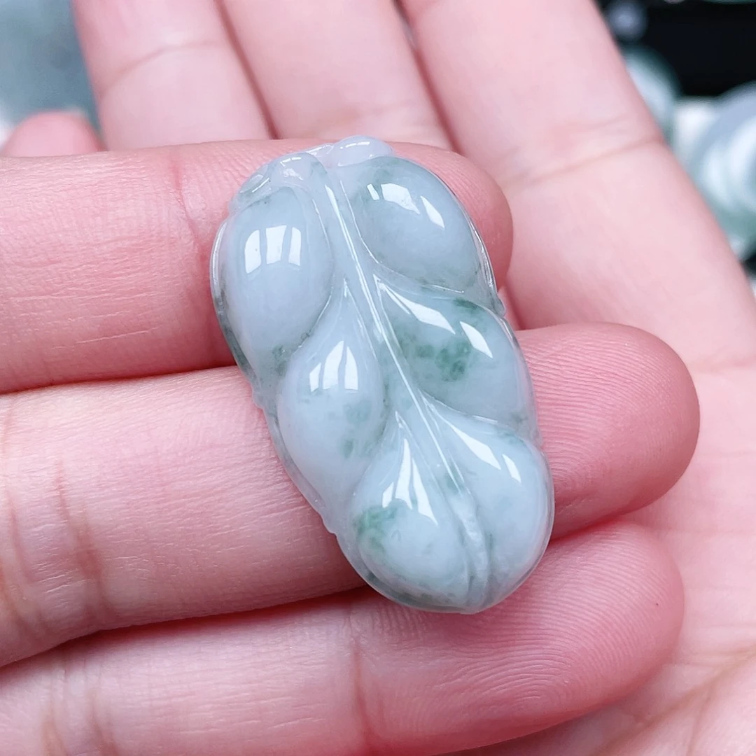 翡翠颈饰未镶嵌叶子