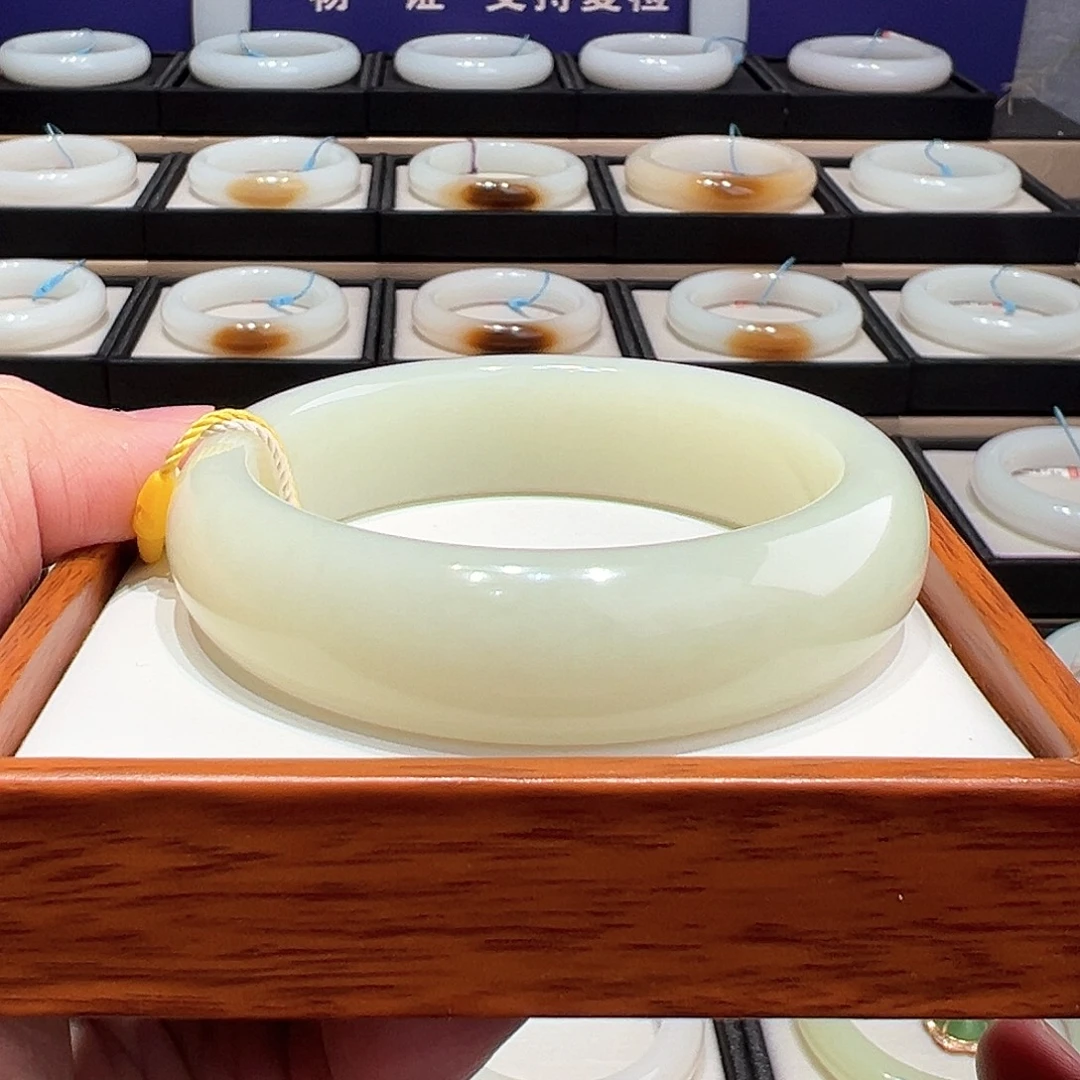 和田玉未镶嵌手镯