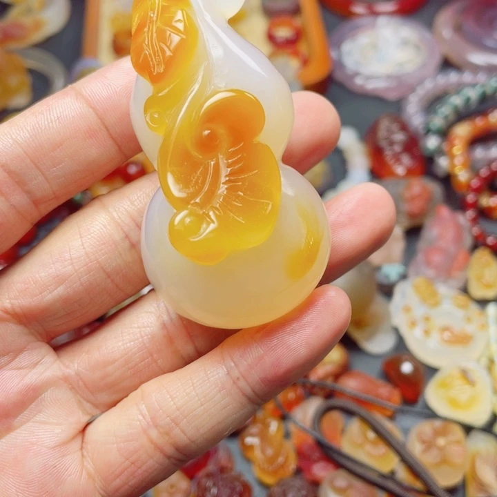 玛瑙/玉髓手把件未镶嵌?