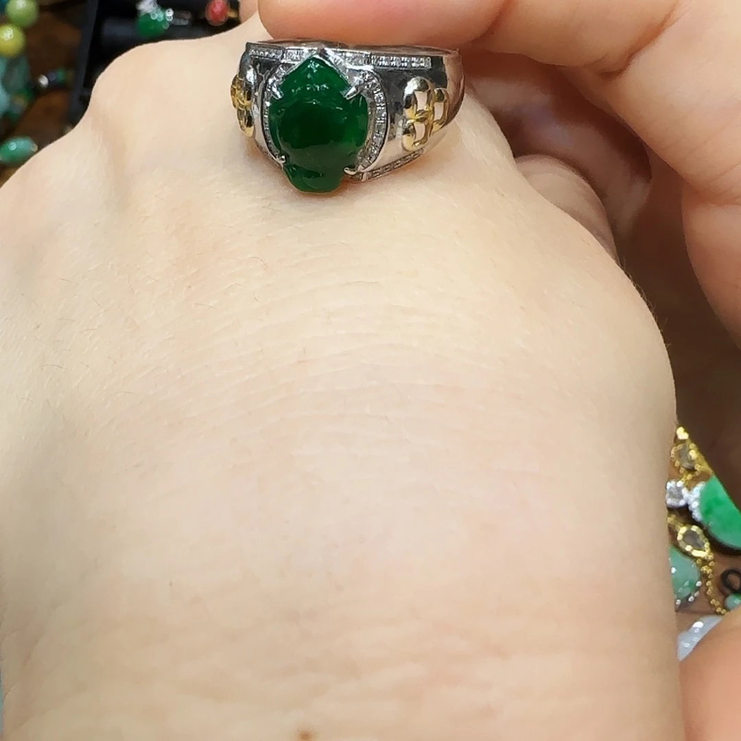 18K金镶嵌戒指翡翠