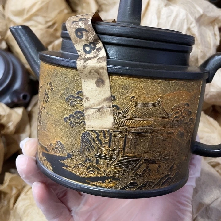 茶壶紫砂原矿泥料，手工制作，一把紫砂壶。