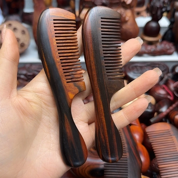 木红酸枝雕刻短木梳把件