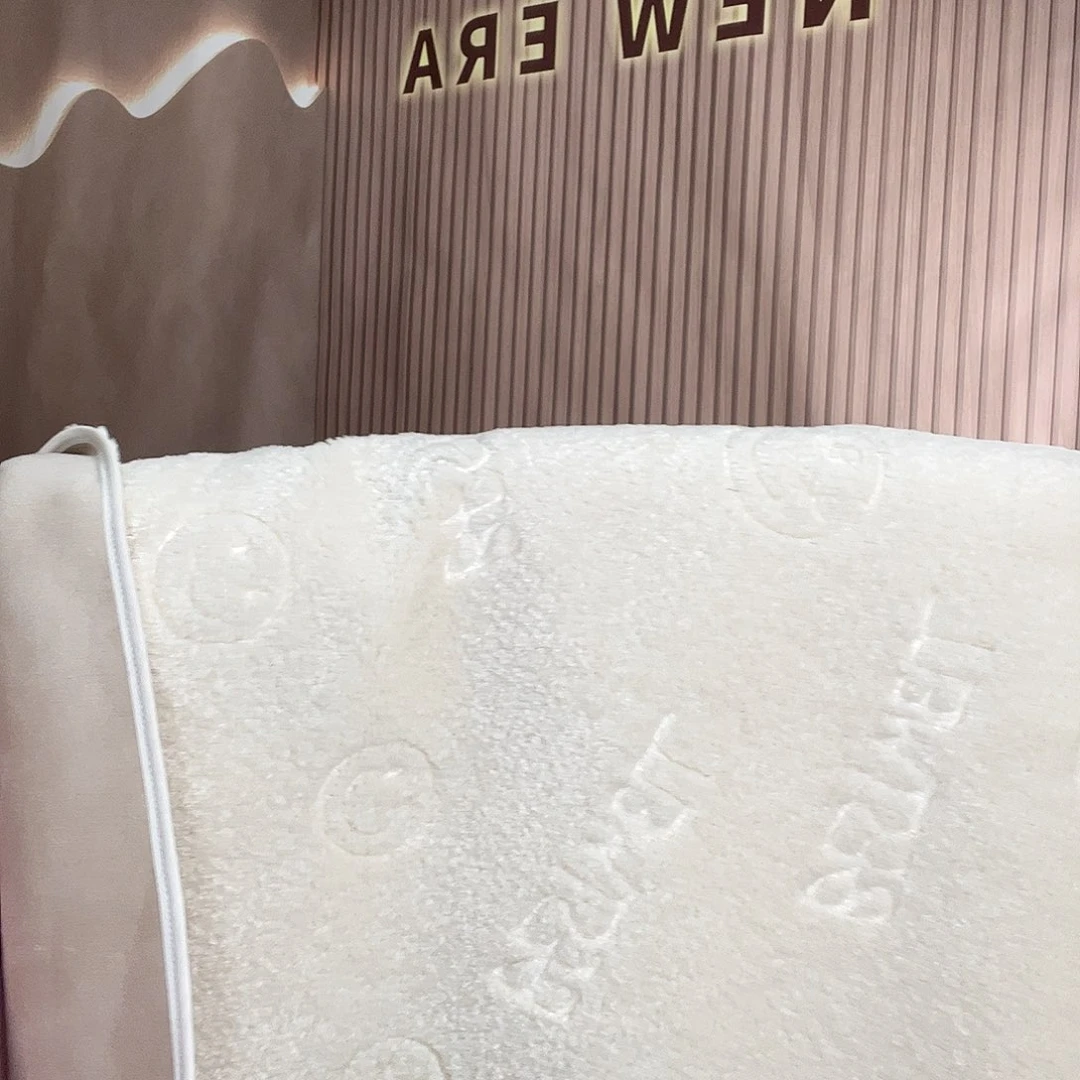 75✖️160白色笑脸剪花仿羊毛沙发巾