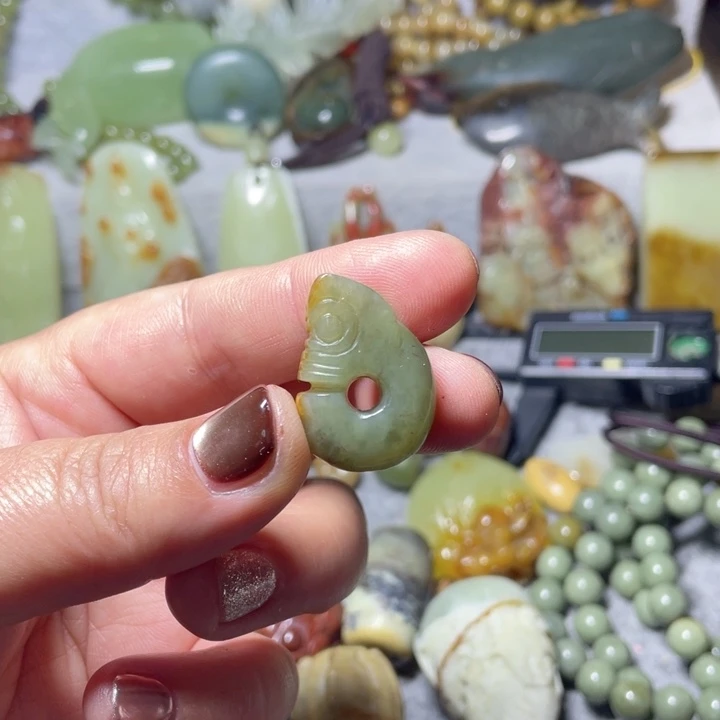 【闪购商品】未镶嵌岫岩河磨玉（透闪石质玉）挂件