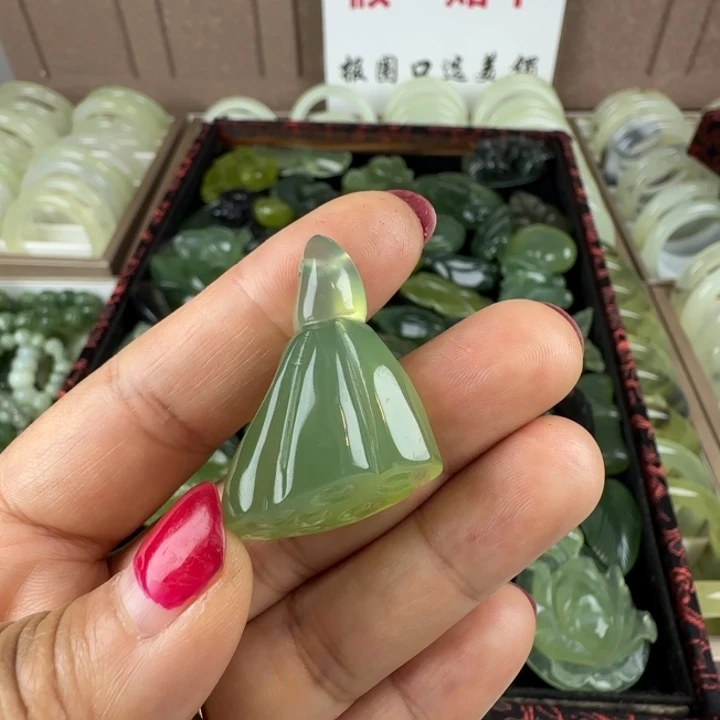 蛇纹石玉未镶嵌颈饰