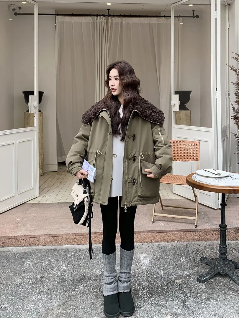 2025冬季新款滩羊毛毛领工装休闲极简百搭90白鸭绒派克牛角扣外套