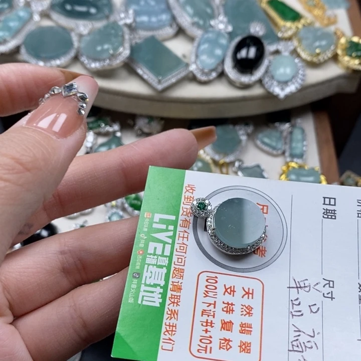 翡翠颈饰未镶嵌翡翠