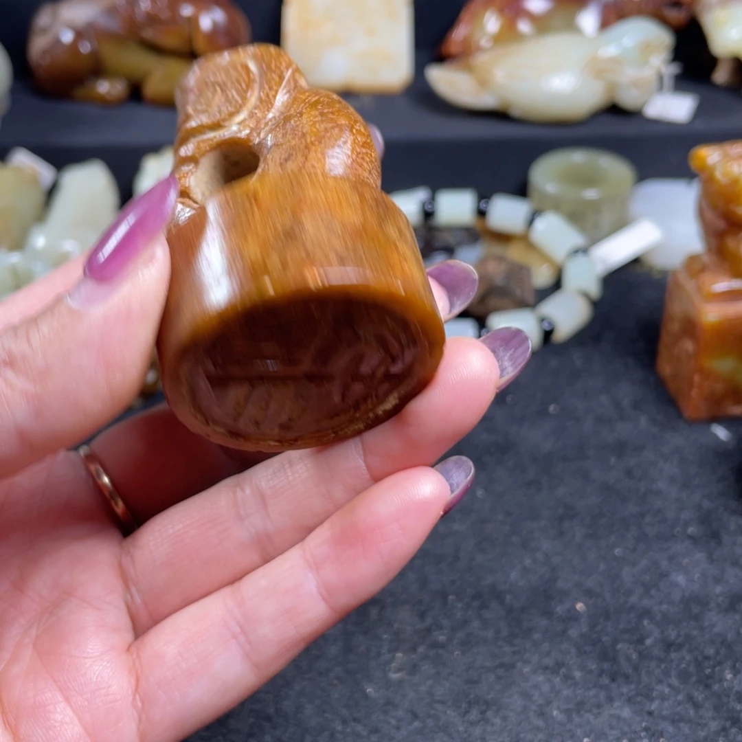 空***人和田玉未镶嵌颈饰