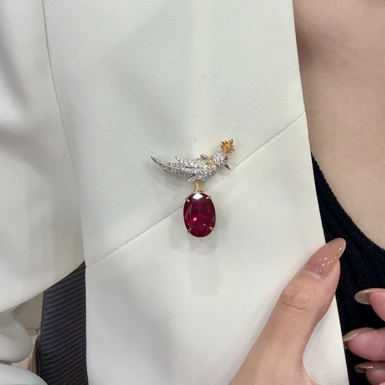 X4661 满钻镶嵌培育合成红宝石鸽血红色时尚奢华百搭小鸟胸针（1）