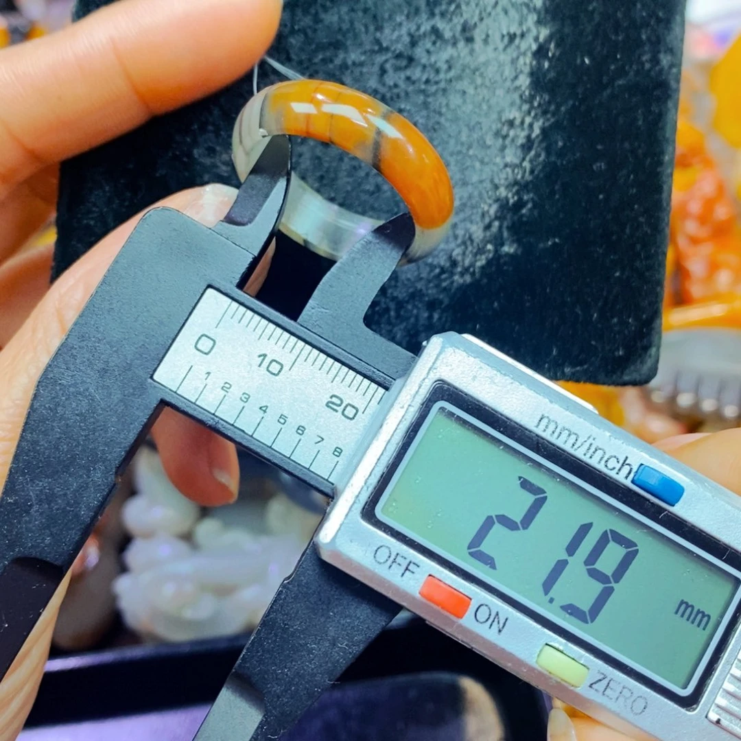 未镶嵌石英质玉（黄龙玉）颈饰