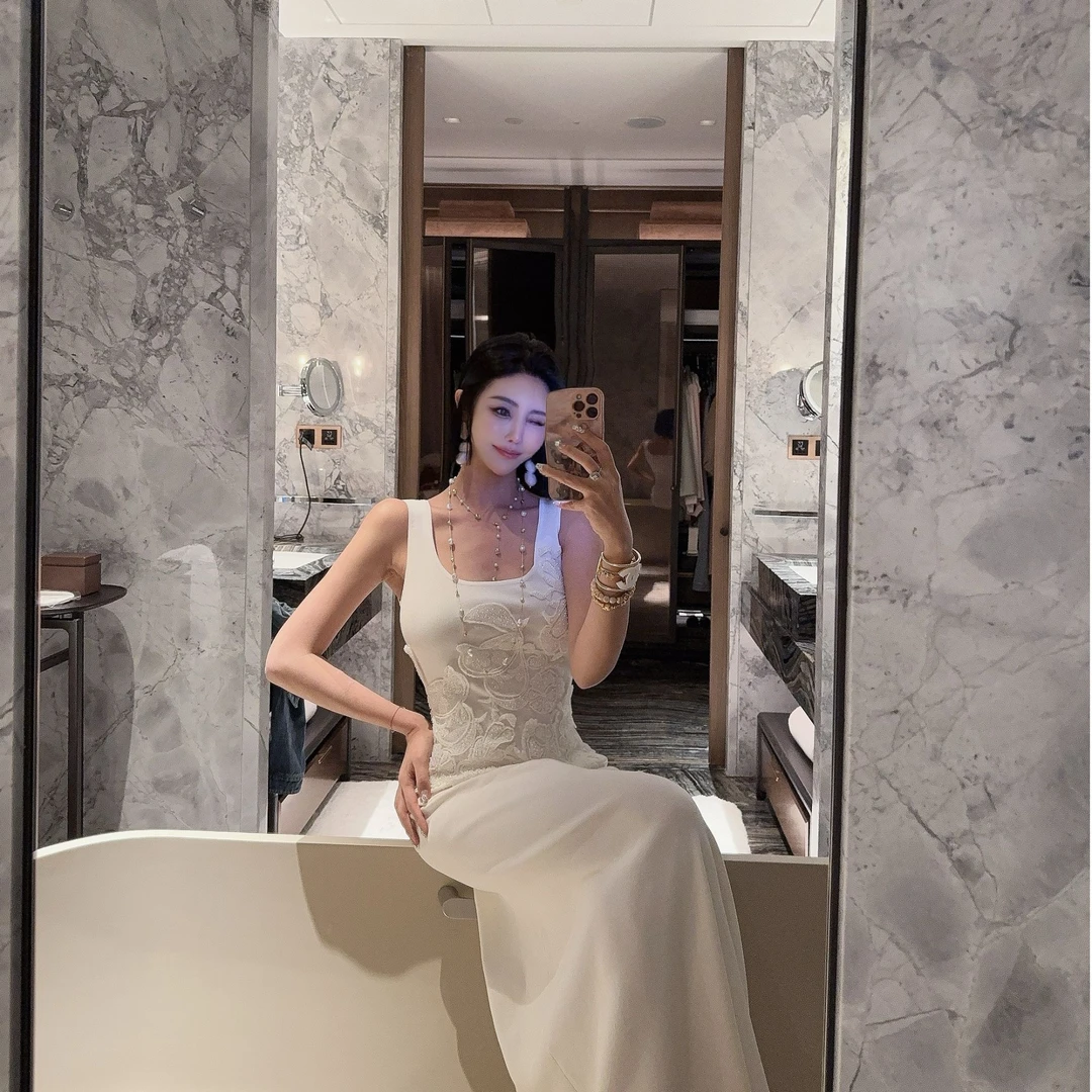 DOUWU【千金小姐】白色净版U领胸印花宽肩带背心胸花连衣裙LYQ13410