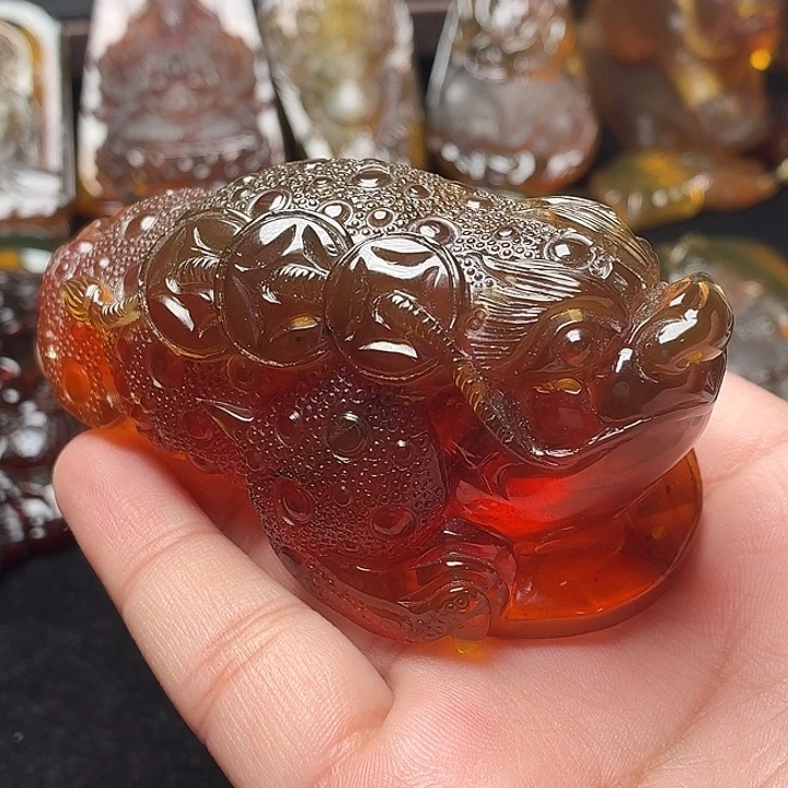 大***猪琥珀未镶嵌颈饰,、