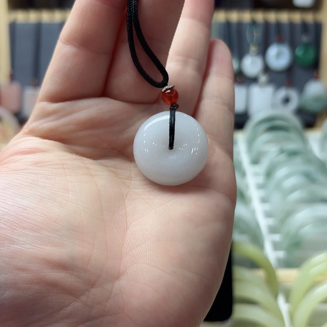 透闪石质玉吊坠(赠链)未镶嵌