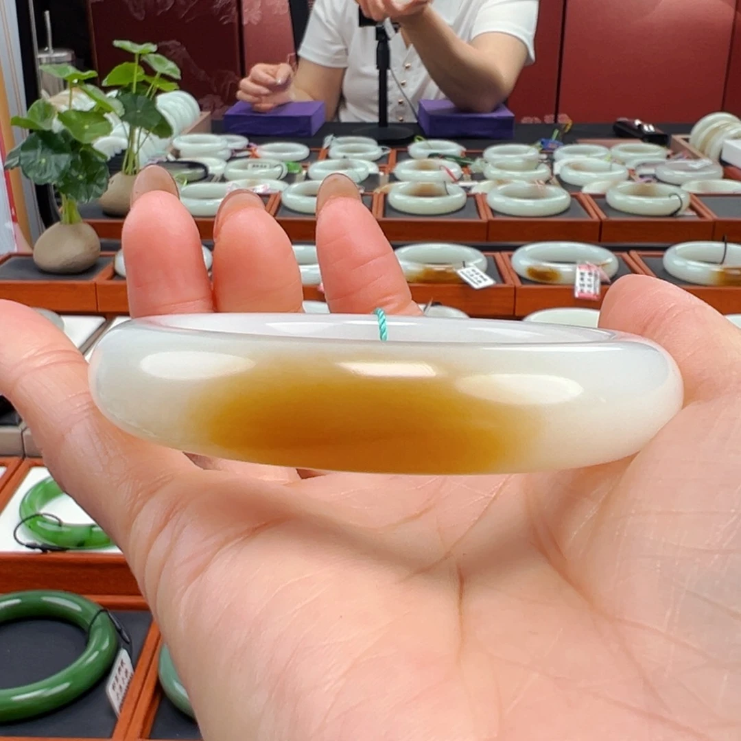 和田玉手镯未镶嵌远****绕
