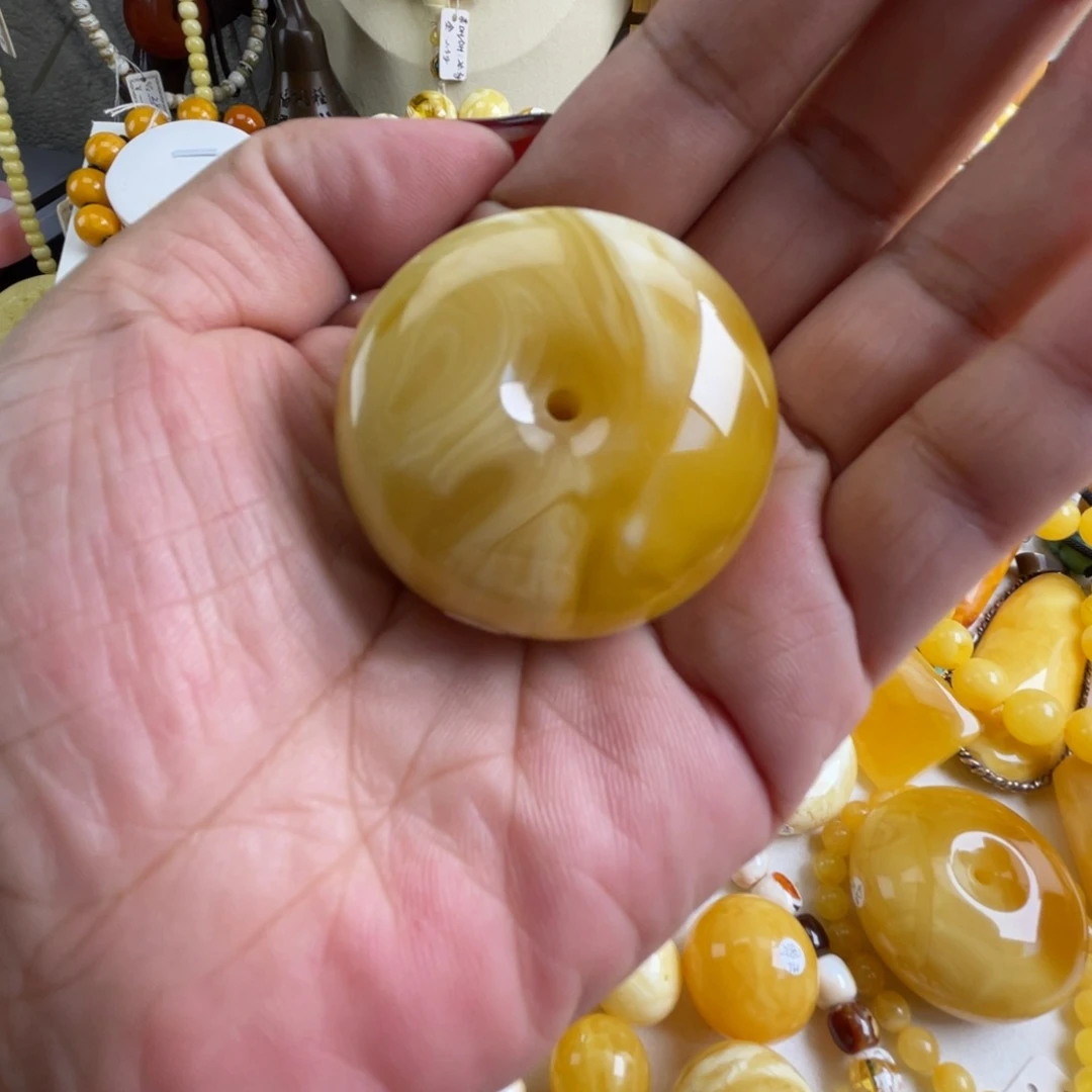 琥珀颈饰未镶嵌。
