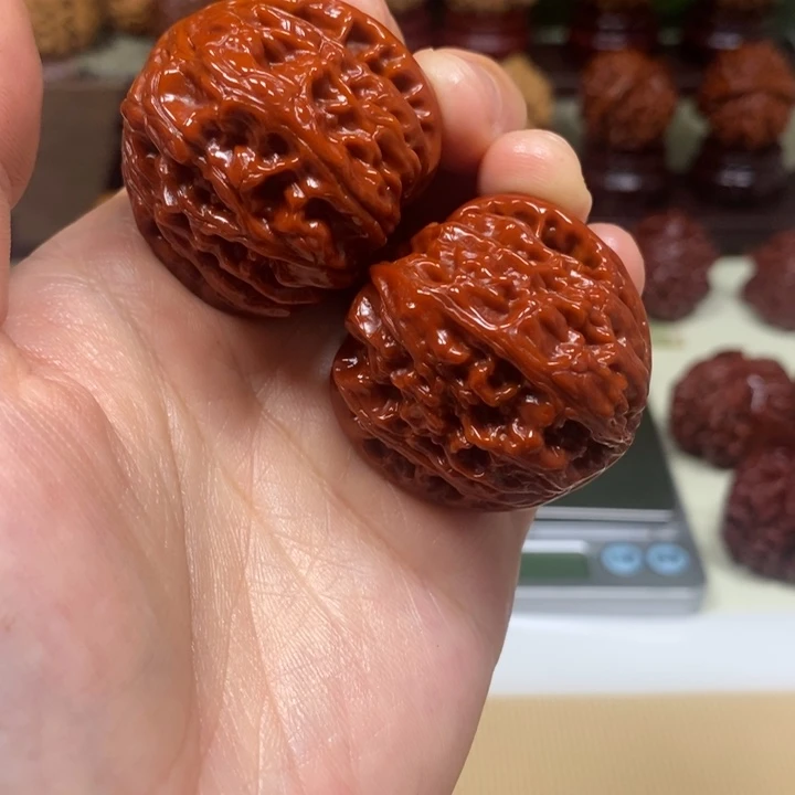 文玩核桃吊坠白狮子