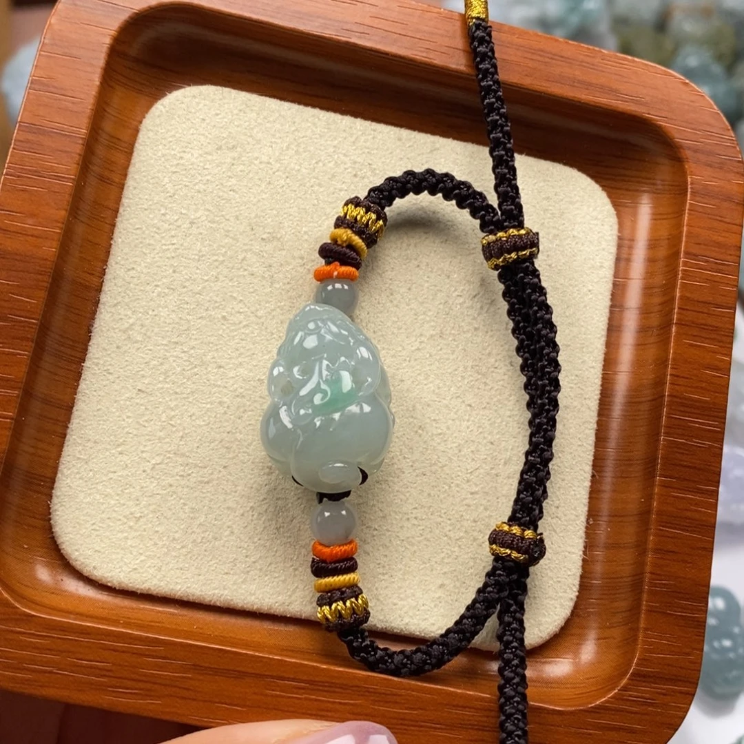 翡翠未镶嵌颈饰如意貔貅