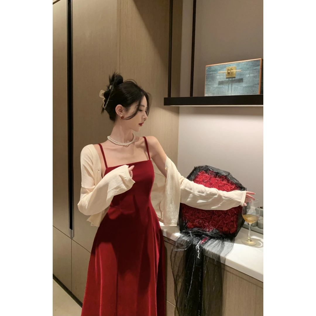 2025年秋冬季新款复古优雅法式方领丝绒红色年会订婚收腰吊带连衣