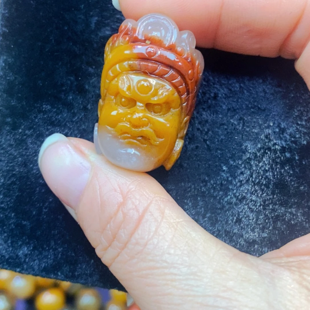 未镶嵌石英质玉（黄龙玉）颈饰