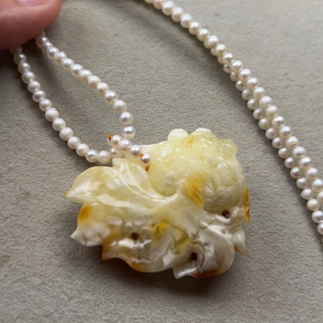蜜蜡未镶嵌颈饰白蜡金鱼