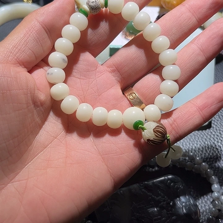 颈饰未镶嵌和田玉（糖玉）