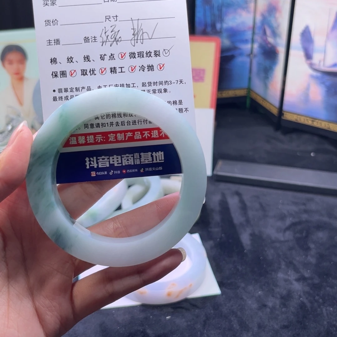 淡***然定制翡翠未镶嵌手镯