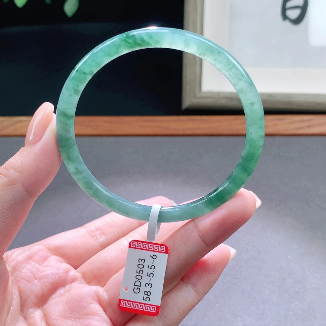 翡翠手镯未镶嵌天然翡翠