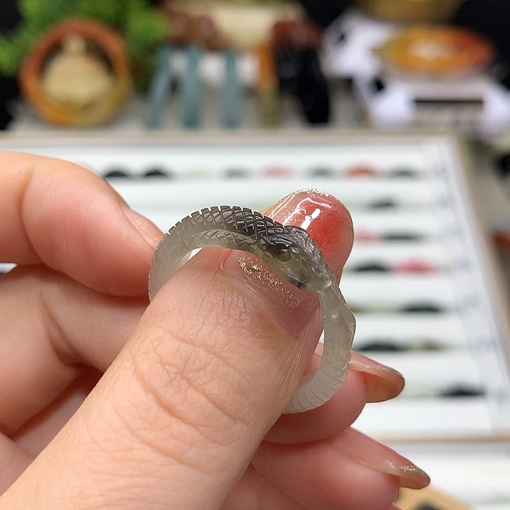 起***点蛇纹石玉未镶嵌手镯