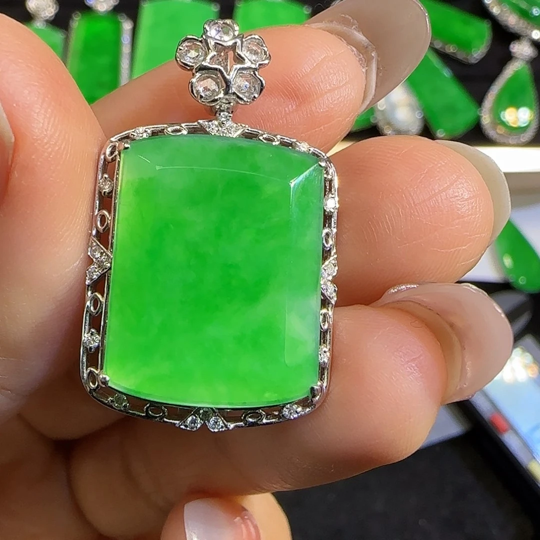 翡翠颈饰18K金镶嵌。