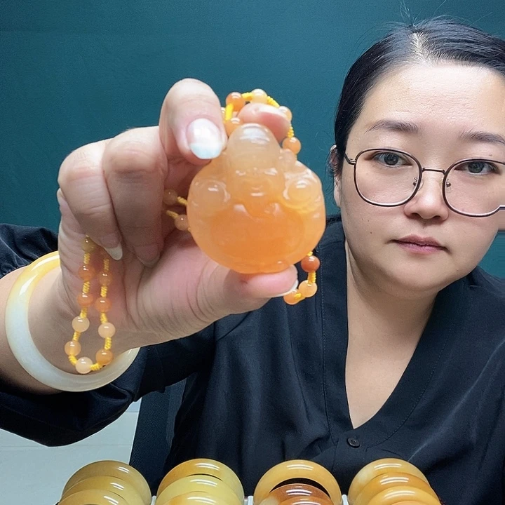 未镶嵌石英质玉（黄龙玉）颈饰