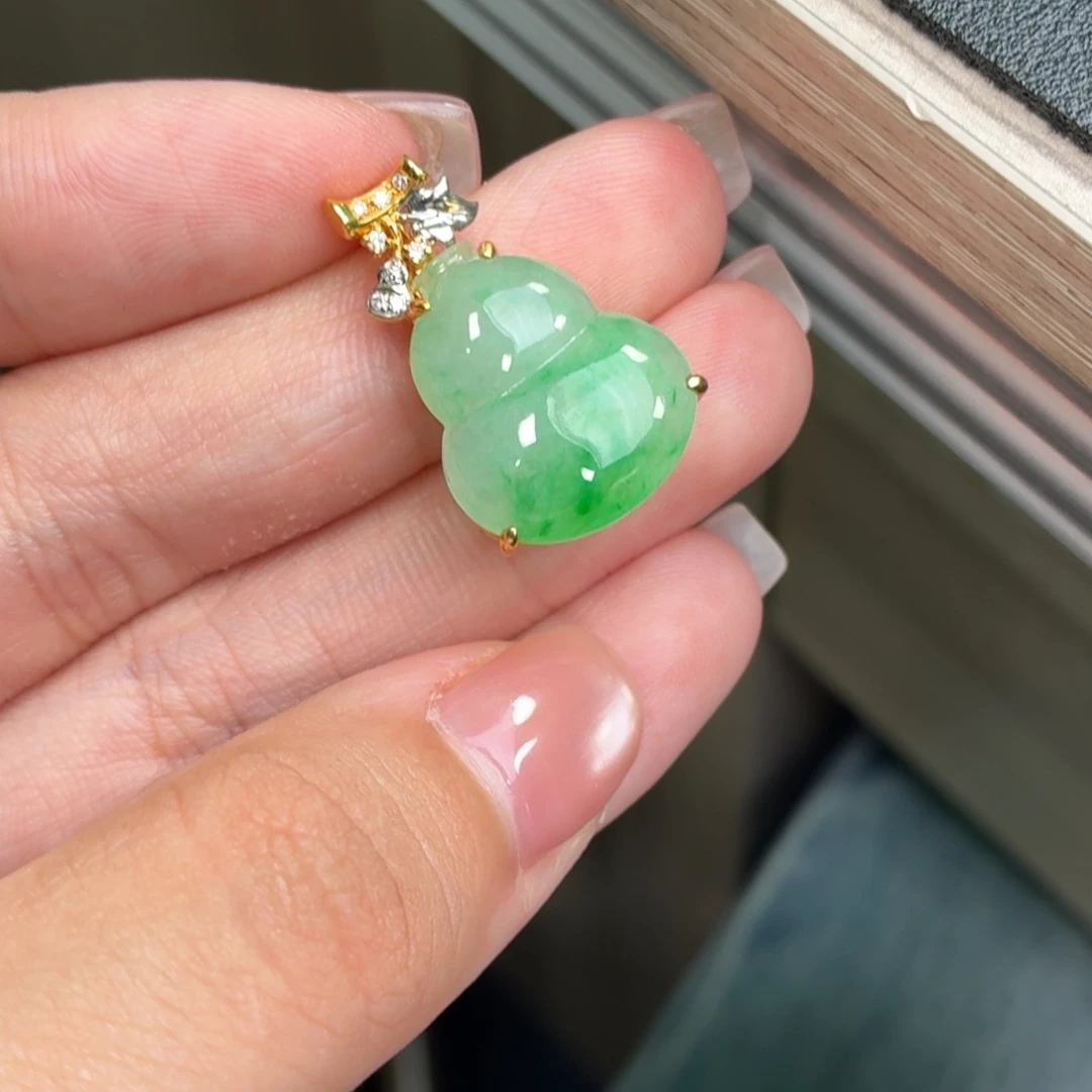 颈饰18K金镶嵌翡翠