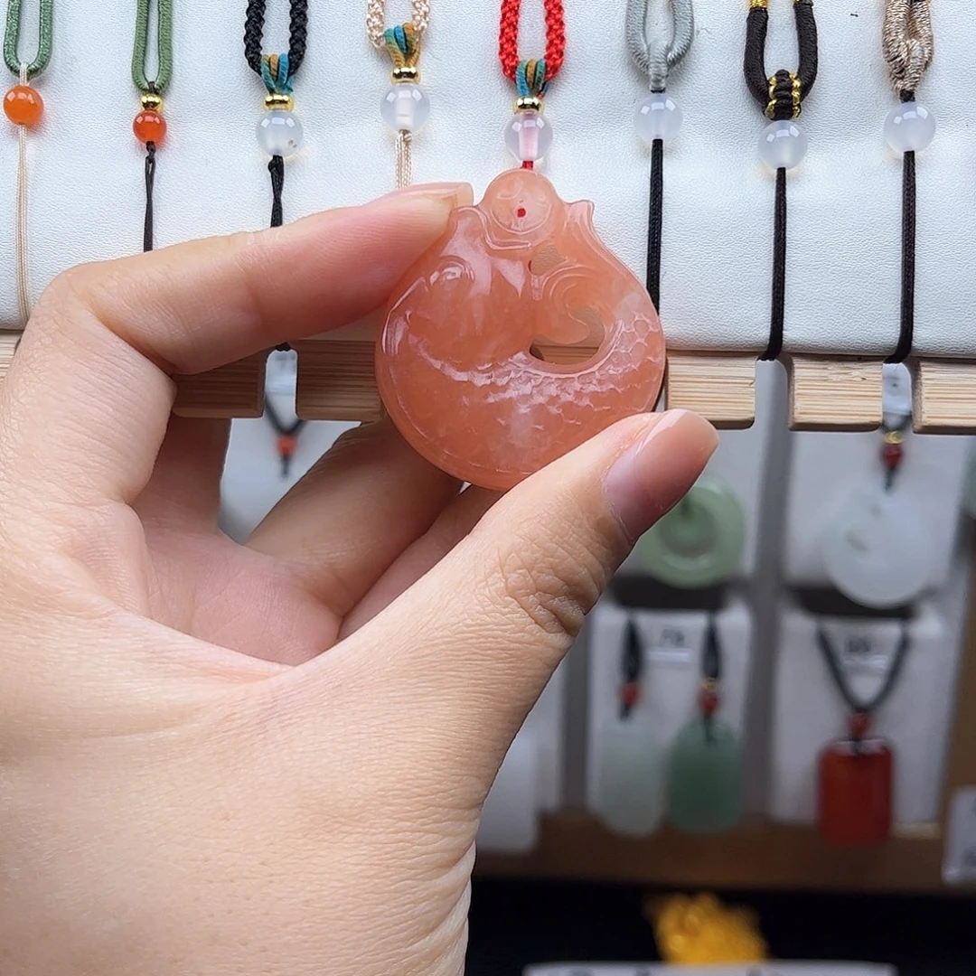 颈饰未镶嵌石英质玉