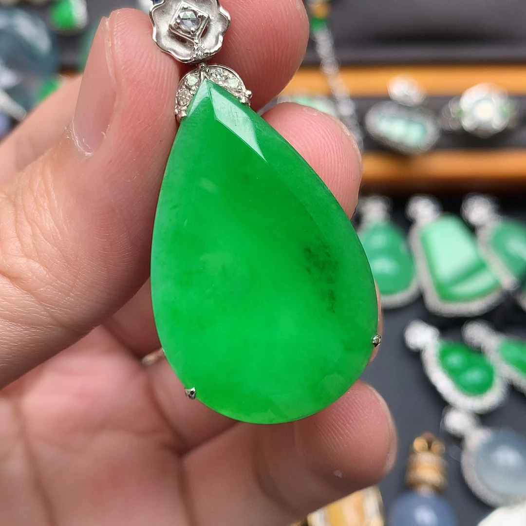 霸***妻翡翠18K金镶嵌颈饰翡翠