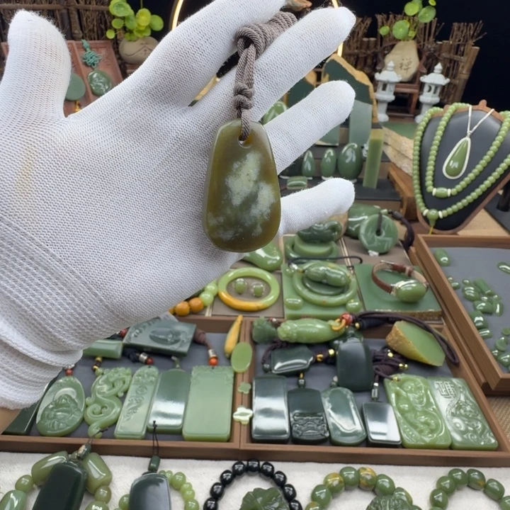 岫岩老玉（透闪石质玉）未镶嵌颈饰