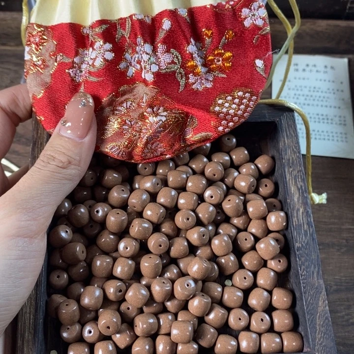泥塑白龙涎8×9瑕疵珠香包约50克