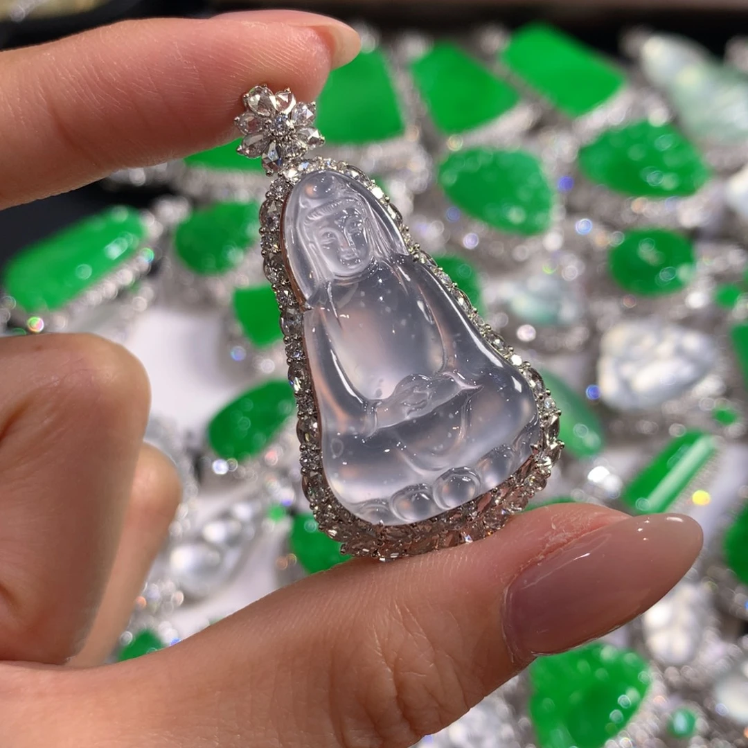 翡翠18K金镶嵌颈饰观音