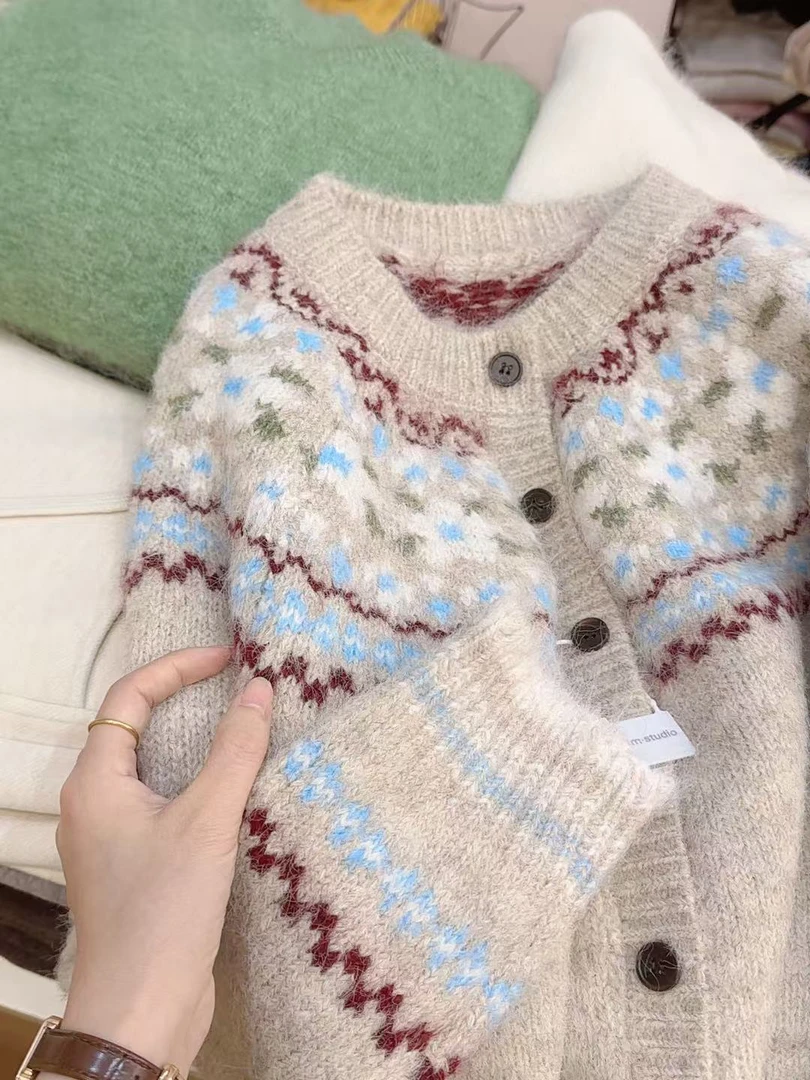 七言家配色超美 ！#氛围燕麦米费尔岛织花绒感毛衣开衫9347@