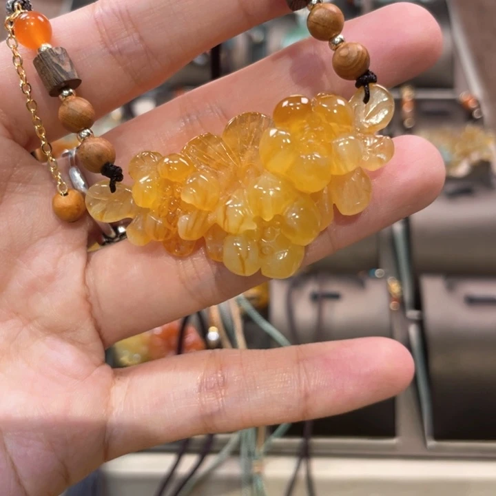 蛇纹石玉颈饰未镶嵌